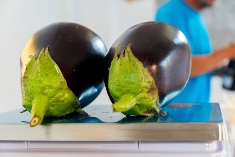 coppia di melanzane fresche sulla bilancia nel negozio MamaGiò di Mosciano Sant'Angelo a Teramo in Abruzzo