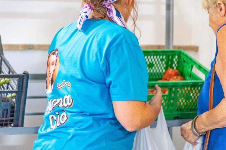 commessa mentre serve una una cliente nel negozio MamaGiò di Mosciano Sant'Angelo a Teramo in Abruzzo