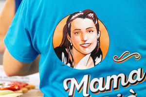 t-shirt di spalle con logo di Mama Giò prodotti naturali coltivati a km0 a Teramo in Abruzzo